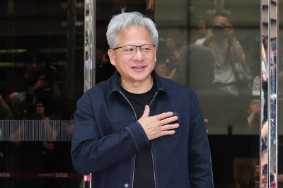 Người Hàn Quốc 'phát cuồng', lập cả trang web theo dõi Jensen Huang