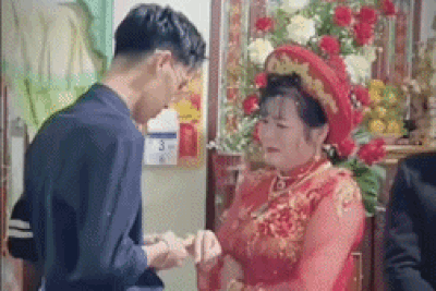 Cô dâu U50 bật khóc khi con trai riêng của chồng xin gọi là 'má'
