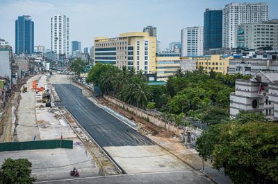 Cận cảnh 500 m đường Vành đai 1 Hoàng Cầu - Voi Phục vừa thảm nhựa