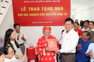 Nhà nghiên cứu Nguyễn Đình Tư nhận căn hộ nghĩa tình của TP.HCM