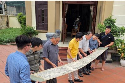'Trúc Lâm đại sĩ xuất sơn đồ': Dấu ấn Phật hoàng Trần Nhân Tông thức giấc trên mặt gỗ