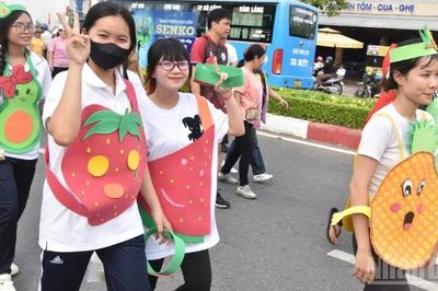 Trên 900 người mang trang phục các loại trái cây chạy bộ đồng hành cùng lễ hội