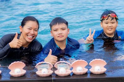 Trẻ em học bơi cùng kình ngư Ánh Viên trong chương trình trải nghiệm hè