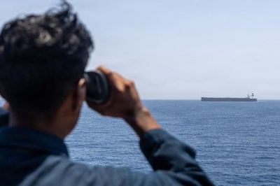 Tàu thuyền tìm cách vượt Hormuz giữa rủi ro an ninh