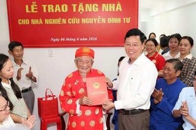 TPHCM tặng căn hộ cho nhà nghiên cứu Nguyễn Đình Tư