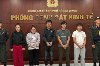 Công an TPHCM bắt vợ chồng chủ xưởng giày cùng 3 nhân viên
