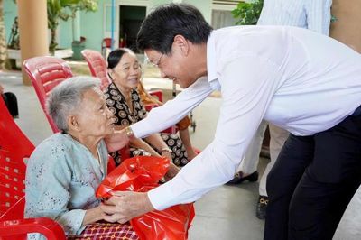 Phó Bí thư Thành ủy Đà Nẵng Ngô Xuân Thắng thăm, động viên người cao tuổi