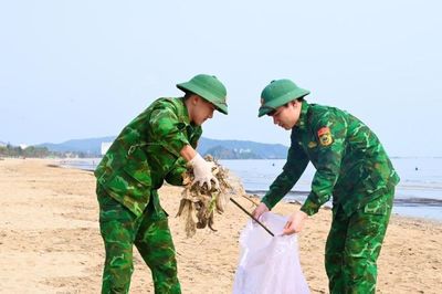 Những người lính quân hàm xanh giữ màu xanh cho biển Đà Nẵng