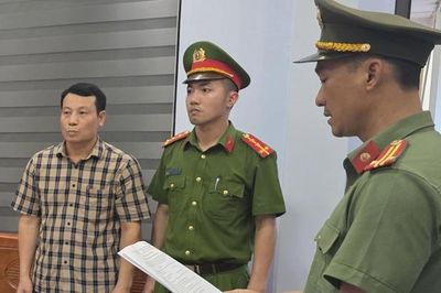 Bắt hiệu trưởng nhận hối lộ