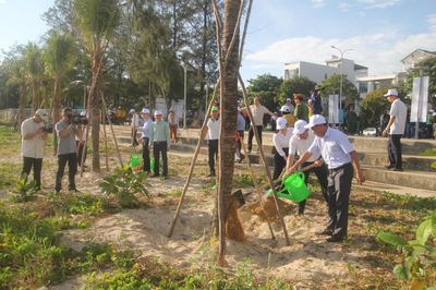 Hơn 500 cán bộ, nhân dân phường Thanh Khê ra quân làm sạch môi trường