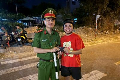 Công an phường Sơn Trà nhanh chóng xác minh, trả lại tài sản cho người dân bị mất khi xem pháo hoa quốc tế