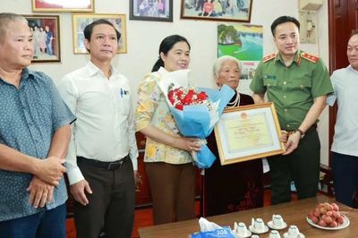 Đoàn đại biểu TPHCM thăm hỏi, chúc thọ các cá nhân tiêu biểu trên 90 tuổi