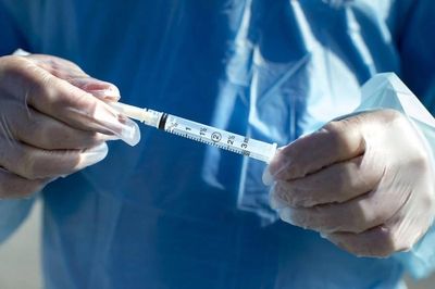 Anh thử nghiệm vaccine do AI thiết kế để chống nhiều chủng virus