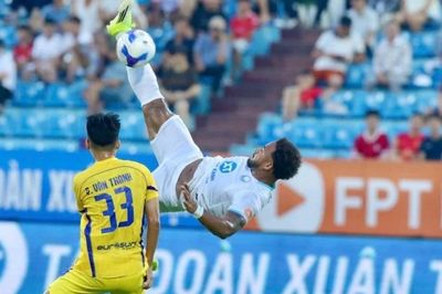 Nguyễn Xuân Son ghi bàn thắng đẹp nhất vòng 25 V-League