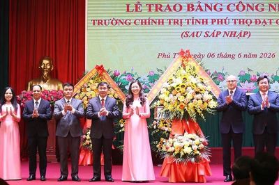 Trường Chính trị Phú Thọ đón Bằng công nhận đạt chuẩn mức 1