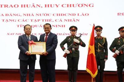Tỉnh Quảng Ninh đón nhận Huân chương Lao động hạng Nhất tại Lào