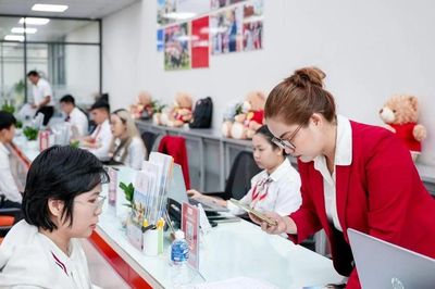 Thí sinh, phụ huynh liên tục đến UEF đăng ký học bạ trước kỳ thi tốt nghiệp THPT