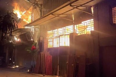 Hà Nội: Xưởng gỗ ở làng nghề Liên Hà bốc cháy ngùn ngụt