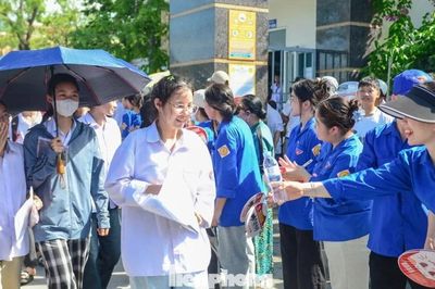 'Áo xanh' đồng hành 51.000 sĩ tử ở Thanh Hóa vượt vũ môn