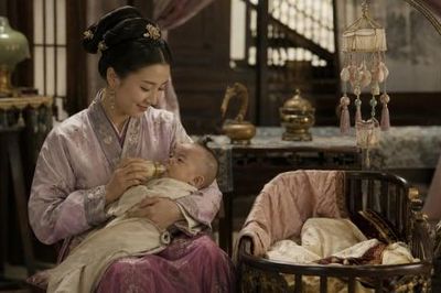 Vì sao phụ nữ thời xưa giàu có không tự cho con bú mà phải thuê vú nuôi?