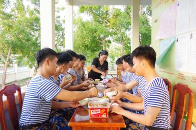 Bữa cơm ấm tình quân dân khi làm nhà ở cho gia đình chính sách