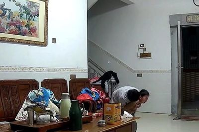 Bé 6 tuổi hóc kẹo nguy kịch, anh trai 11 tuổi ra tay cứu em trong tích tắc