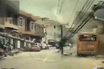 Tài xế ngủ gật sau vô lăng, xe buýt lao khỏi đường đâm gãy đôi cột điện