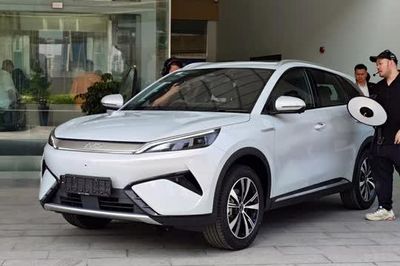 SUV điện hạng C công suất 313 mã lực, trang bị tiên tiến, giá hơn 820 triệu đồng