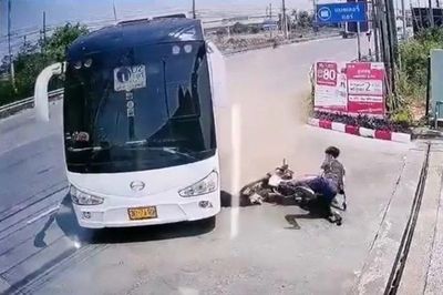Cô gái lọt vào gầm xe buýt sau cú ngã xe máy, thoát chết trong gang tấc