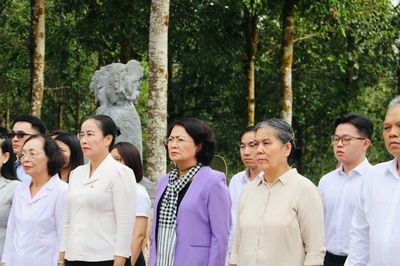 Đoàn công tác Hội Bảo vệ quyền trẻ em Việt Nam dâng hương tại Khu di tích An ninh Khu 5