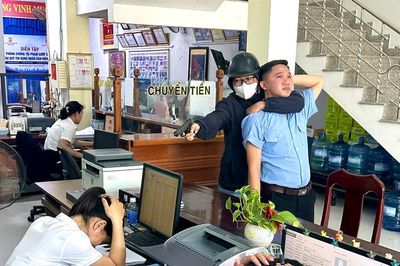 Công an phường Điện Bàn Đông diễn tập xử lý tình huống cướp tài sản