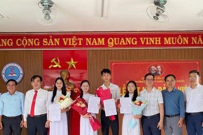 Tiên Phước kết nạp Đảng 4 học sinh ưu tú Trường THPT Phan Châu Trinh