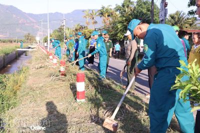 Xã Suối Dầu ra quân hưởng ứng phong trào toàn dân chung tay bảo vệ môi trường