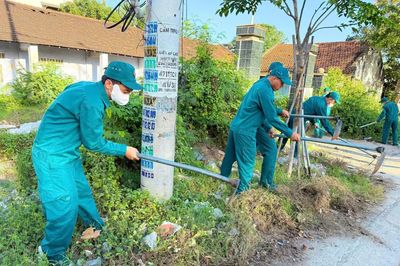 Phường Cam Linh ra quân dọn vệ sinh môi trường