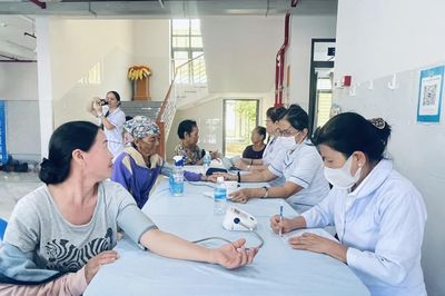 Khám bệnh, phát thuốc miễn phí cho 500 người dân phường Cam Ranh