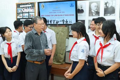 Dạy kỹ năng làm việc ở nhà hàng cho học sinh