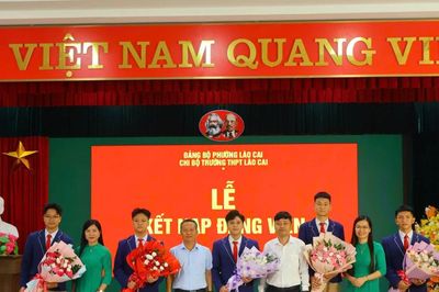 Thêm 5 học sinh Trường THPT Lào Cai được kết nạp Đảng