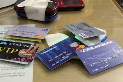 Ba mẹ con cùng đồng phạm bị truy tố trong vụ mua bán, cho thuê hơn 4.000 tài khoản ngân hàng