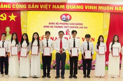 Đảng bộ Trường THPT Chuyên Lào Cai kết nạp 10 đảng viên mới