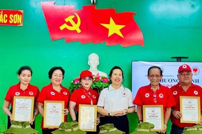 Trao 200 suất quà cho hộ dân khó khăn xã Lương Sơn
