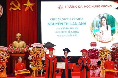 Trao bằng tốt nghiệp và quyết định tuyển dụng việc làm cho sinh viên
