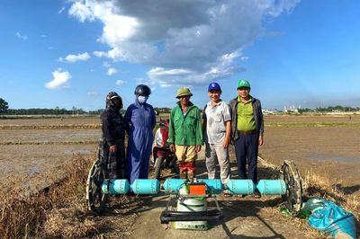 'Nông dân chân đất' cải tiến hiệu quả máy sạ hàng