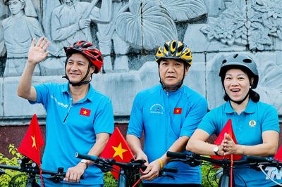 Diễu hành xe đạp chào mừng thành công Đại hội XIV Công đoàn Việt Nam