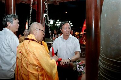 Quảng Trị: Lễ cầu siêu, thả hoa đăng tưởng niệm anh linh các anh hùng liệt sĩ bên bờ sông Thạch Hãn