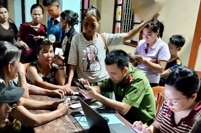 'Đi từng ngõ, gõ cửa từng nhà' giúp dân chuyển đổi số