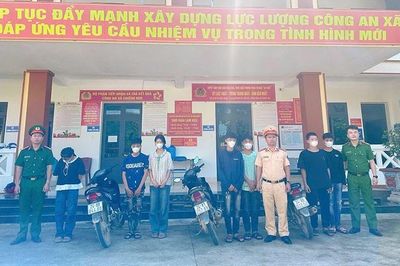 Triệu tập nhóm học sinh 'làm xiếc' trên xe máy, quay clip câu view
