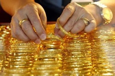 Giá vàng giảm sâu, người 'ôm' vàng nên bán hay giữ?