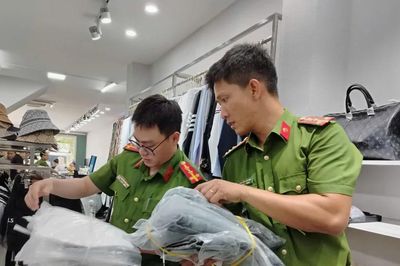 Tạm giữ lô hàng gắn nhãn mác giả mạo thương hiệu trị giá tiền tỷ
