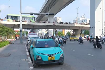 Xe dừng đỗ trái phép tại nút giao Giải Phóng - Đại La