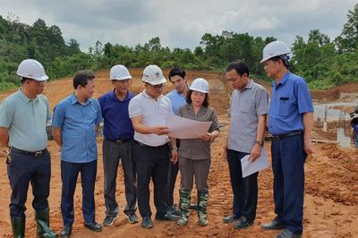 Kiểm tra tiến độ xây dựng trường nội trú liên cấp tại xã Đàm Thủy và Đình Phong